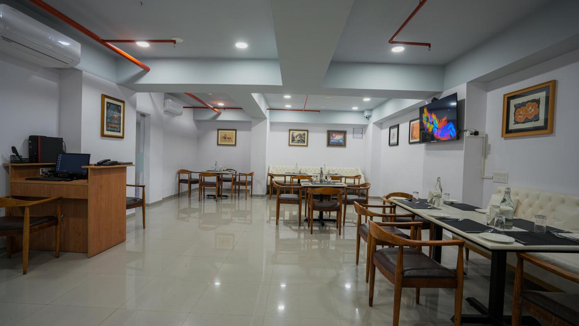 Hotel Downtown Gandhinagar Eksteriør billede