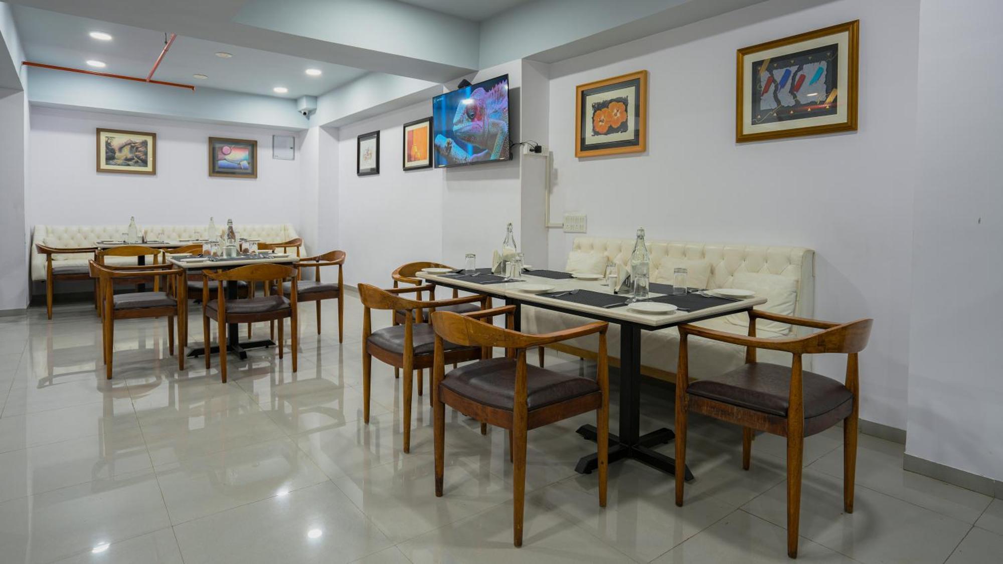 Hotel Downtown Gandhinagar Eksteriør billede